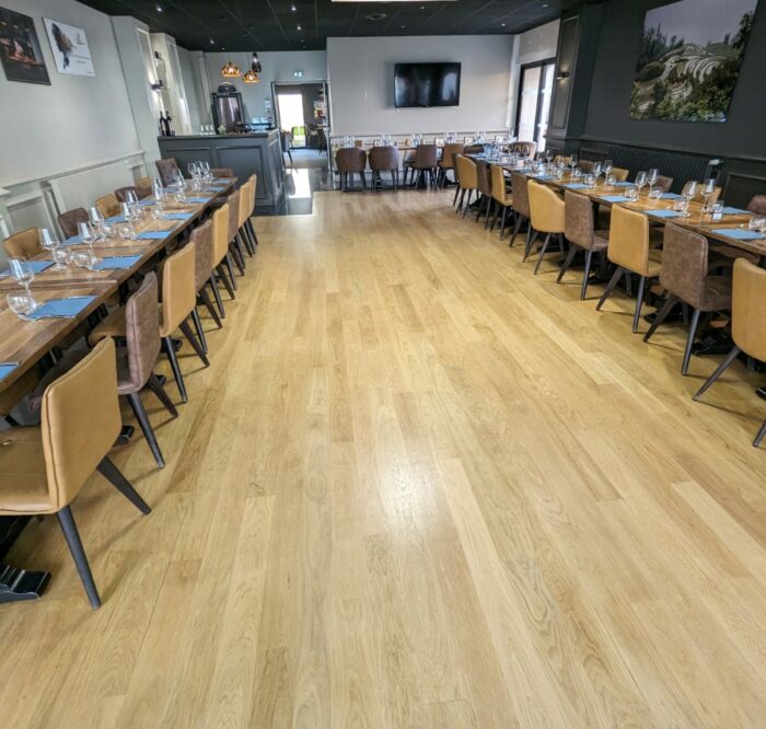 salle de restaurant avec parquet vernis